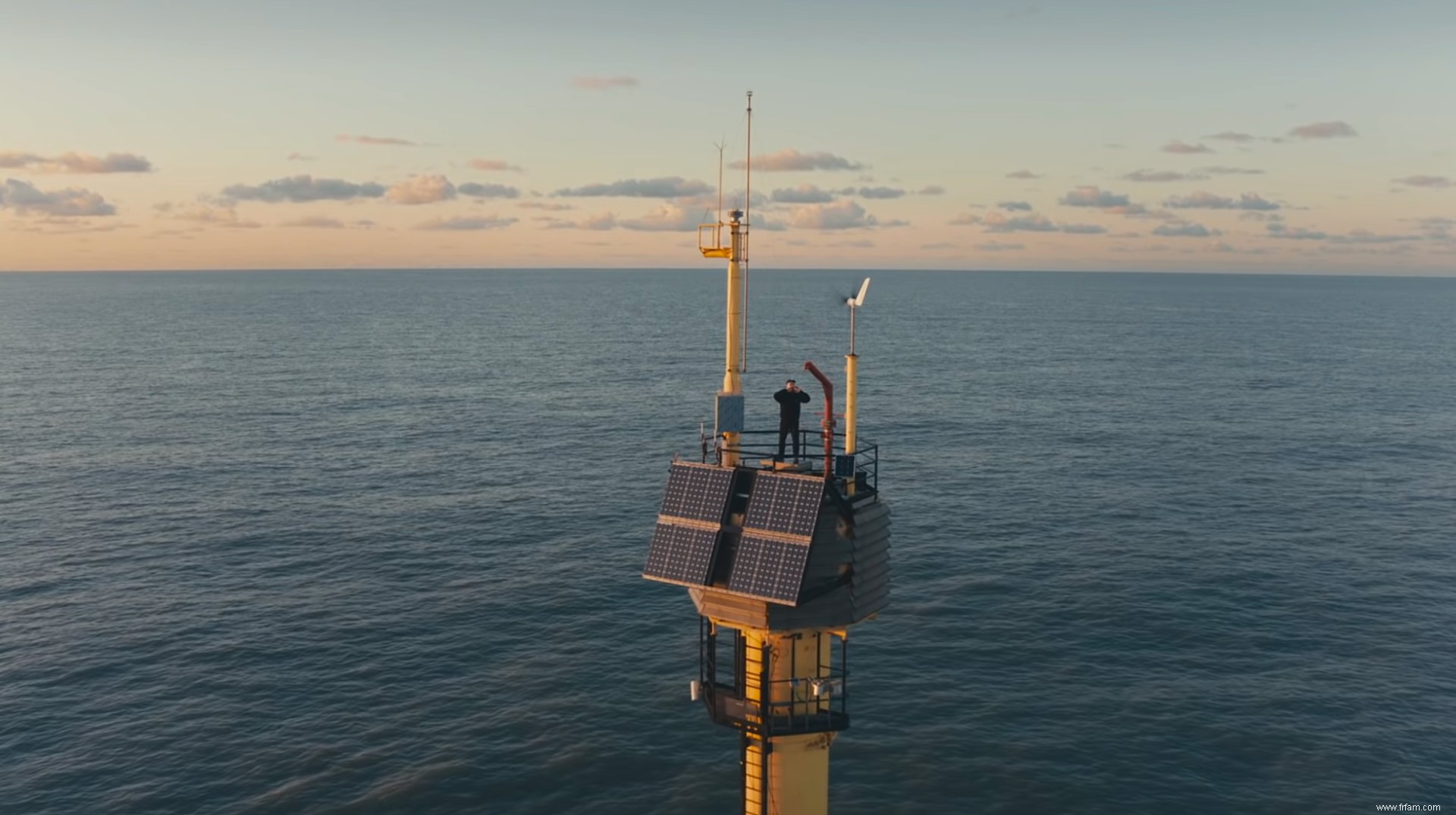 Le musicien Brihang chante depuis un poteau dans la mer. Qu est-ce que ce poteau fait là ? 