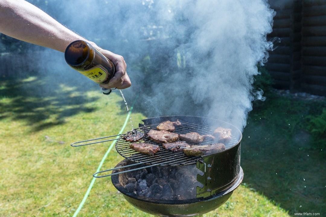 La viande grillée se met sous la peau 