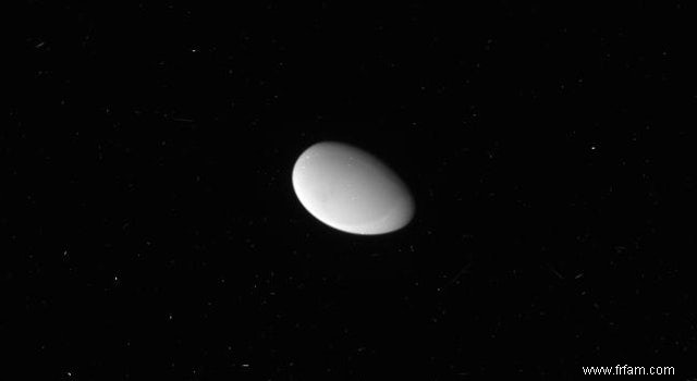 Cassini capture la mini-lune Methone 