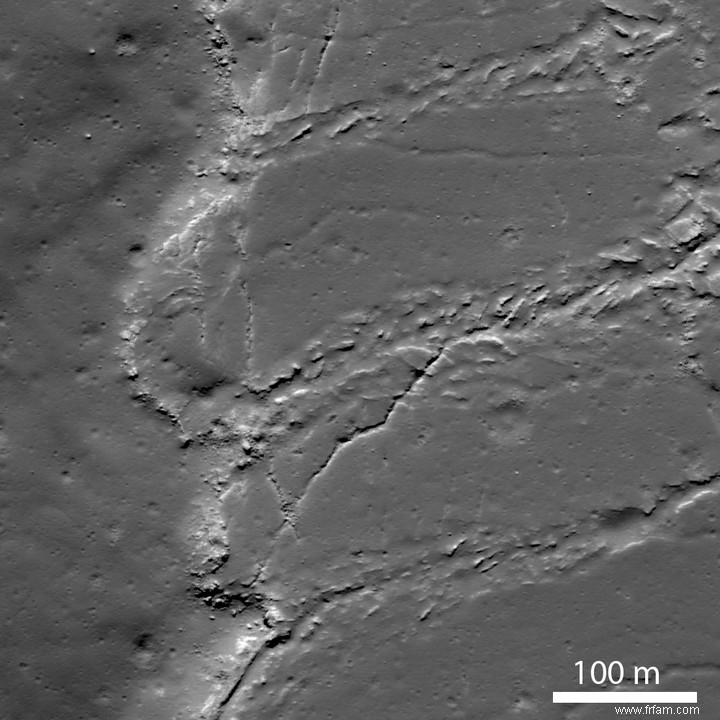 Rivières de roche en fusion sur la lune 