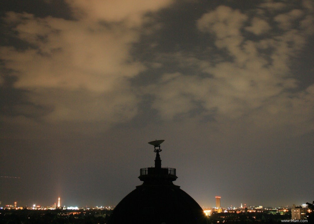 Le ciel nocturne devient plus bleu 