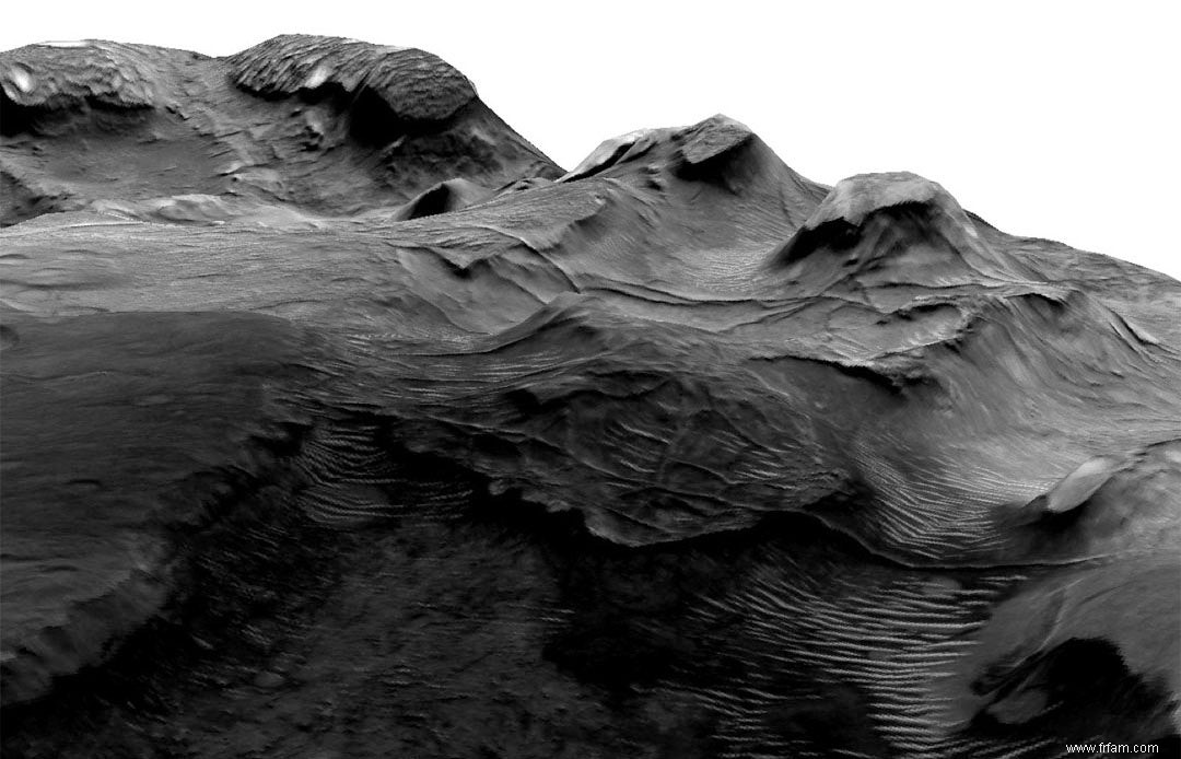 Crêtes de colline sur Mars formées par de l eau souterraine 