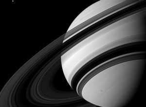 L anneau de Saturne est moins  massif  que prévu 