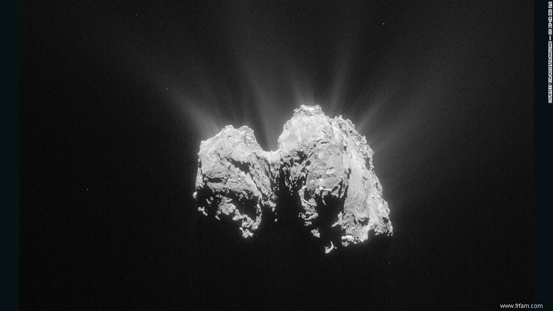 La comète 67P est un amas de  sphères de poussière  