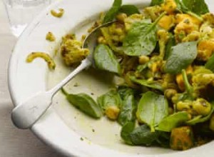 Recette de salade de mangue alphonso et pois chiches au curry de Yotam Ottolenghi 