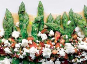 Recette d asperges de Yotam Ottolenghi avec salsa de tomates et fromage émietté 