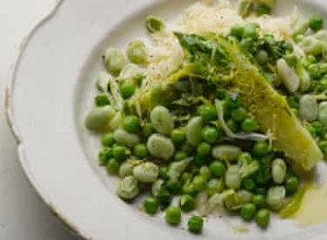 Recette de fèves mijotées, petits pois et laitue gemme de Yotam Ottolenghi 