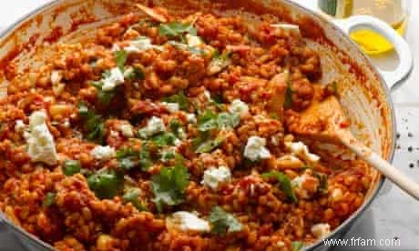 La recette du risotto orge, tomate et ail de Yotam Ottolenghi 