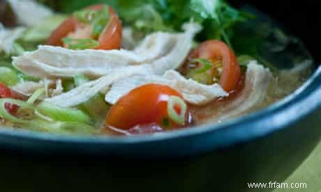 Bouillon de poulet aigre-piquant et à la citronnelle 