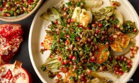 Recette du halloumi chaud et de la chicorée de Yotam Ottolenghi à la grenade et aux noix 