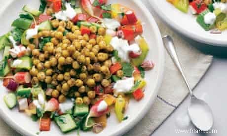 Recette de pois chiches épicés avec salade de légumes frais de Yotam Ottolenghi 