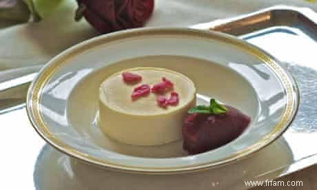 Recette de Parfait au Lemon curd, gelée de baies d hiver et roses confites 