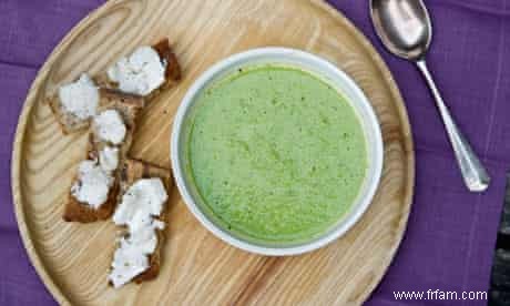 Recette de la soupe aux pois réfrigérée d Angela Hartnett avec crostini au fromage de chèvre 