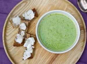 Recette de la soupe aux pois réfrigérée d Angela Hartnett avec crostini au fromage de chèvre 