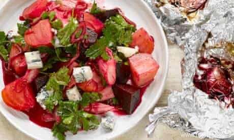 La recette de la salade de betteraves et de rhubarbe de Yotam Ottolenghi, ainsi que des artichauts farcis aux petits pois et à l aneth 