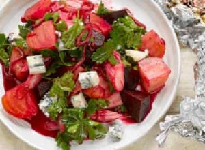 La recette de la salade de betteraves et de rhubarbe de Yotam Ottolenghi, ainsi que des artichauts farcis aux petits pois et à l aneth 