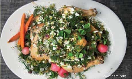 Poulet au four au sel, herbes sauvages, fleurs et légumes d été 