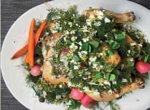 Poulet au four au sel, herbes sauvages, fleurs et légumes d été 