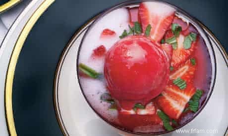 Coupe de fraises sur gelée de fleurs de sureau avec sorbet et champagne 