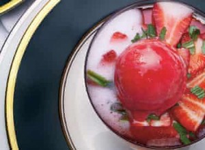 Coupe de fraises sur gelée de fleurs de sureau avec sorbet et champagne 