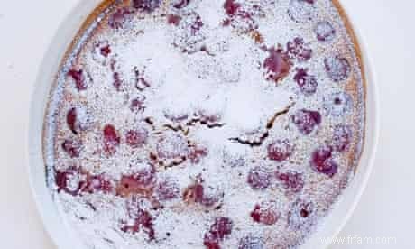 Le classique clafoutis aux cerises de Nigel Slater 