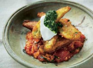 Recette de gombo en croûte de babeurre de Yotam Ottolenghi avec sauce tomate et pain, plus salade de haricots cannellini 