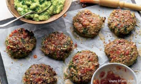 Gâteaux de dinde de Yotam Ottolenghi avec recette de guacamole au wasabi, plus yaourt et tartinade de feuilles de lime kaffir 