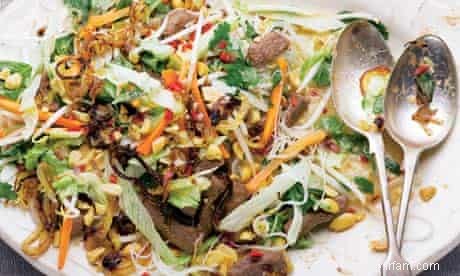 Les recettes de Yotam Ottolenghi pour la salade de bœuf vietnamienne chaude et la salade de pousses d épinards, d amandes et de pecorino 