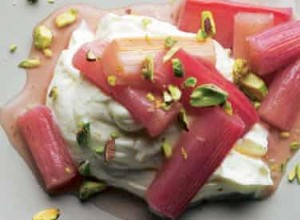 Les recettes de Yotam Ottolenghi pour la rhubarbe rôtie au labneh doux 