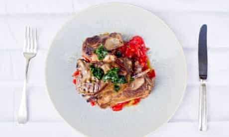 Côtelettes d agneau d Angela Hartnett avec recette de ragoût de poivrons rouges 