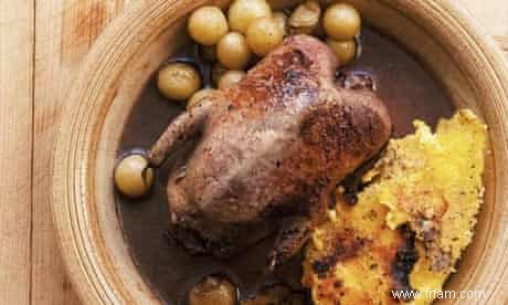 Recettes de casserole de pigeon et de bagatelle à la banane de Nigel Slater 