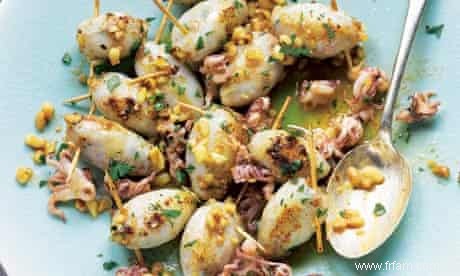 La recette de Yotam Ottolenghi de calamars farcis aux pignons de pin, plus nouilles de riz aux oignons nouveaux et soja 