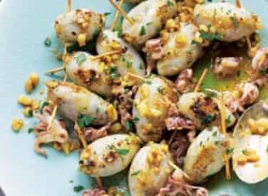 La recette de Yotam Ottolenghi de calamars farcis aux pignons de pin, plus nouilles de riz aux oignons nouveaux et soja 