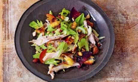 Recette Salade de lapin rôti effiloché, prunes tranchées, amandes fumées et céleri râpé 