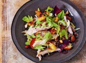 Recette Salade de lapin rôti effiloché, prunes tranchées, amandes fumées et céleri râpé 