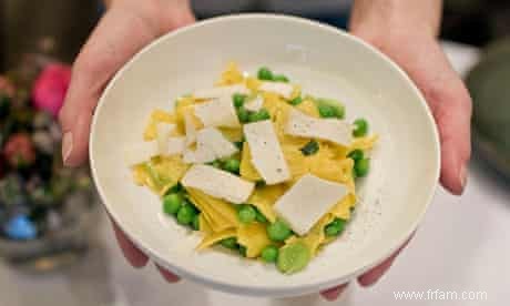 Recette de pappardelles aux pois, fèves et fromage de chèvre d Angela Hartnett 