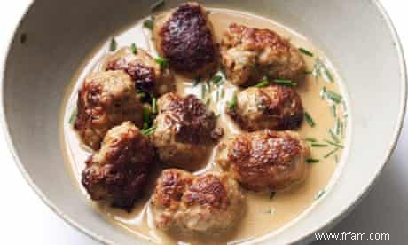 Dîner en milieu de semaine de Nigel Slater :boulettes de saucisses et sauce à la moutarde 