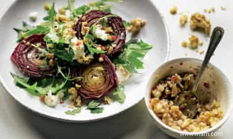 La recette de Yotam Ottolenghi pour des oignons rouges cuits au four avec de la salsa aux noix, plus une salade de poulet à l ail et au yaourt 