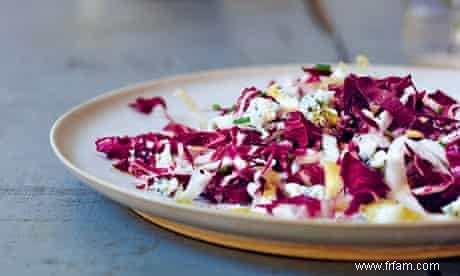 Recette Enchevêtrement de radicchio et chicorée à la ciboulette et fromage bleu 