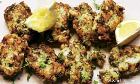 Recettes Yotam Ottolenghi :croquettes de poisson aux fines herbes, aubergine vapeur au sésame et oignon nouveau 