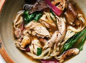 Dîner en milieu de semaine de Nigel Slater :bouillon de poulet, nouilles et légumes verts 