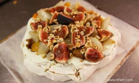 Recette de la pavlova aux fruits pochés d Angela Hartnett 