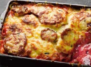 Recettes Yotam Ottolenghi :gratin de betteraves et céleri-rave, œufs brouillés aux merguez et citron confit 