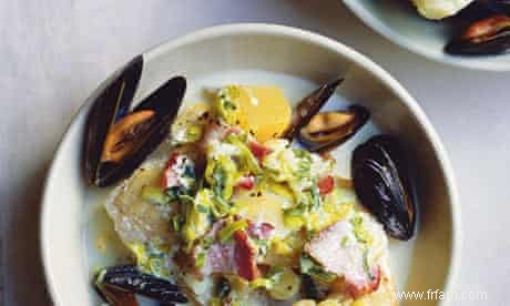 La recette de la chaudrée de haddock fumé, moules et poireaux de Nigel Slater 