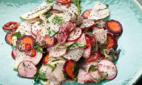 Recettes de Yotam Ottolenghi :salade de chou-rave, carottes et radis, ainsi que foies de poulet aux coings et à la sauge 