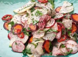 Recettes de Yotam Ottolenghi :salade de chou-rave, carottes et radis, ainsi que foies de poulet aux coings et à la sauge 