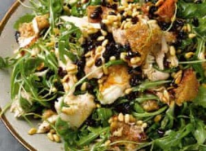 Recettes Yotam Ottolenghi :poulet rôti chaud et salade de pain, plus salade de pamplemousse rose et sumac 