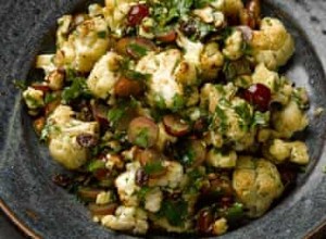 Recettes de Yotam Ottolenghi :salade de chou-fleur, de raisin et de cheddar, plus sarrasin et marmite de poulet avec pomme et thym 