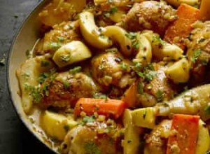 Les recettes de Yotam Ottolenghi :poulet crémeux aux pommes, poires et légumes racines, mozzarella frite et brochettes de pain 