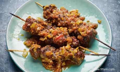 Recettes de Yotam Ottolenghi :brochettes d agneau au safran et au piment, ainsi que gâteau aux noix et au halva 